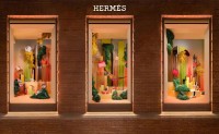 Hermès名为《无界共栖》的冬季主题橱窗
